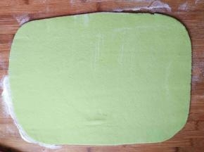 重新把面团揉匀至光滑，然后擀成大约四五毫米厚的长方形面片