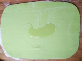 面片倒适量油用刷子刷匀，然后撒少许盐