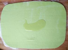 面片倒适量油用刷子刷匀，然后撒少许盐