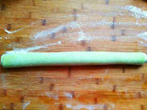 把面片从上到下卷起