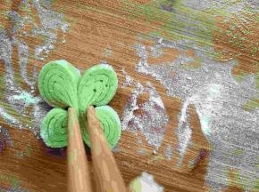 取两个小卷并拢，中间接触面抹少许水，然后用筷子夹紧，注意不要夹断