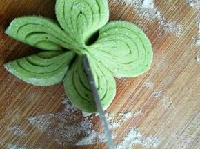 用刀将花瓣切开