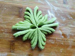 四个花瓣全部切完，并用手稍微整形