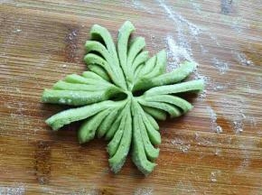 四个花瓣全部切完，并用手稍微整形