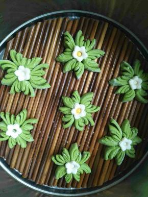 也可以取一小块白色面团，剪成花朵的形状放在中间装饰