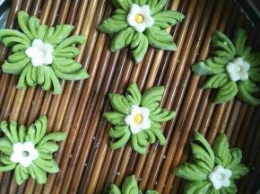 也可以取一小块白色面团，剪成花朵的形状放在中间装饰