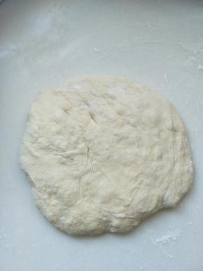 将面团取出用手揉搓排除气泡。