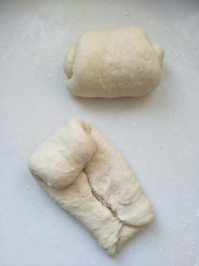 平均分成三等分并滚圆。取其中一份擀成牛舌状，两边像中间折起，有上向下轻轻卷起。