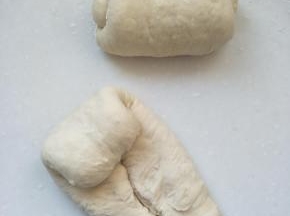 平均分成三等分并滚圆。取其中一份擀成牛舌状，两边像中间折起，有上向下轻轻卷起。