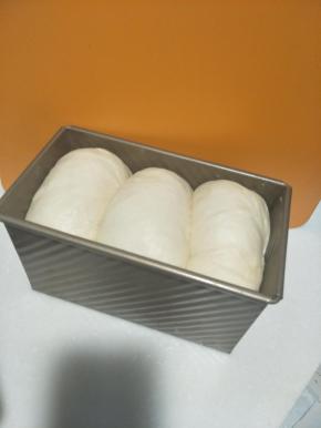 二次发酵好的放入烤箱，烤箱预热180度中层烤40分钟。颜色满意要在表面加盖锡纸。