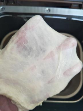 做法:全部材料放面包桶，然后放进面包机中进行揉面，揉大概30分钟样子，揉成光滑的面团，能拉出薄膜！