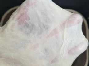 做法:全部材料放面包桶，然后放进面包机中进行揉面，揉大概30分钟样子，揉成光滑的面团，能拉出薄膜！