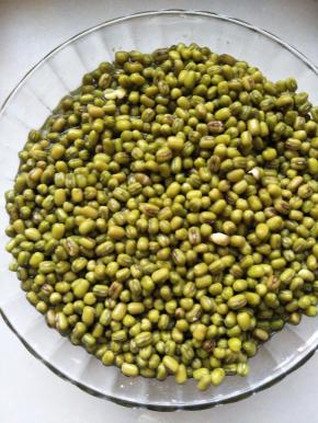 绿豆放清水中浸泡24小时，放冰箱冷藏，其间至少换水3次。（重点：换水是为了防止绿豆浸泡过久会有浮沫和发酸。）我没有去皮，(如果直接用去皮绿豆，浸泡6小时左右即可。）