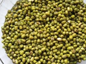 绿豆放清水中浸泡24小时，放冰箱冷藏，其间至少换水3次。（重点：换水是为了防止绿豆浸泡过久会有浮沫和发酸。）我没有去皮，(如果直接用去皮绿豆，浸泡6小时左右即可。）