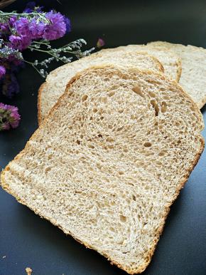 看看酸奶做的面包，很细腻软绵。