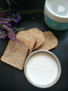 做好的酸奶很浓稠适合做面包