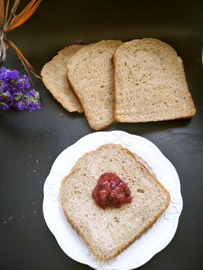做好的酸奶黑麦面包可以用多士炉烤一下，放上酸奶或沙拉。