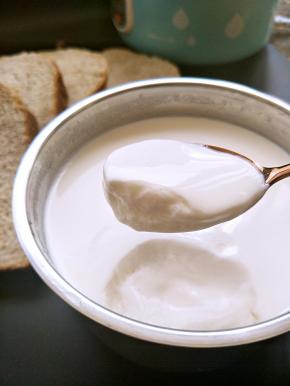 把牛奶和发酵剂按比例倒在容器里并搅匀，然后盖好盖子。我用的袋装牛奶，用了五袋，然后一小袋发酵剂。设定好时间，插上电源，然后就耐心的等待享受美美的酸奶吧。酸奶机的操作面板比较简单，谁都可以上手，很方便，小时数越大做出的酸奶口味越酸。我是晚上做的到了早上正好，酸奶机会发出连续的滴滴声音来提示你拔掉电源。