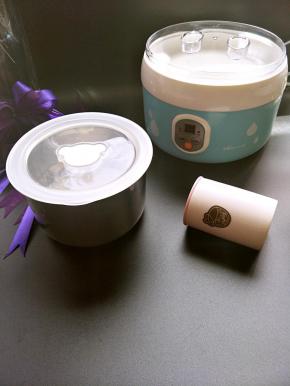 入手了一台酸奶机，非常好用哦。1升的304不锈钢内胆，还有4个125毫升的陶瓷分杯。微电脑定时，无需看管很方便。还配送了一小包菌粉纳豆粉