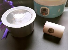 入手了一台酸奶机，非常好用哦。1升的304不锈钢内胆，还有4个125毫升的陶瓷分杯。微电脑定时，无需看管很方便。还配送了一小包菌粉纳豆粉
