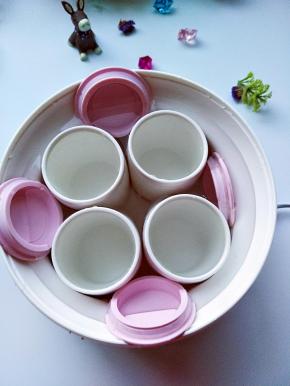 酸奶机用开水烫洗干净，然后用厨房纸擦干