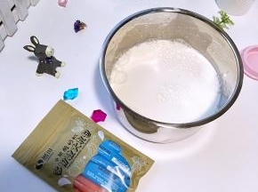 做4个分杯，不锈钢内胆可以当碗用，放入鲜牛奶加入酸奶发酵剂充分搅拌，多搅拌一会，以保证搅拌均匀。0.5克发酵剂不好称量，我将1克的发酵剂倒出来分成了两份，取其中一份倒入。