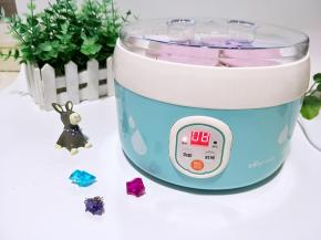 插上电源，调到酸奶8个小时。（经过测试，在8个小时的时候酸奶酸度合适，十个小时的酸奶味道比较酸，表面有乳清析出，亲们制作的时候自己酌情来定时间）