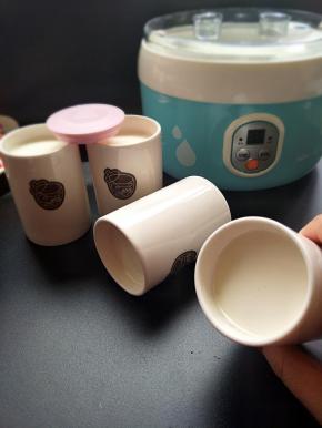 做好的酸奶很鲜滑，凝固很到位。