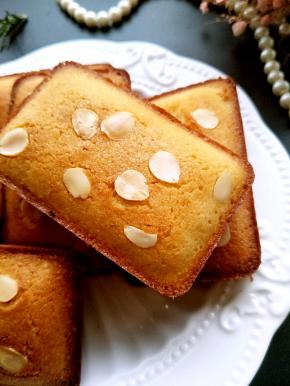 小小的体积加上香脆的杏仁片，浓郁的蛋糕香气满满.