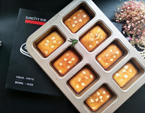 9、烤箱190度预热，中层。
10、烤10分钟后，金砖表面微泛金黄色，关火脱模。