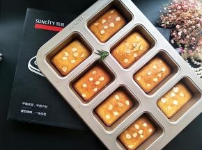 9、烤箱190度预热，中层。
10、烤10分钟后，金砖表面微泛金黄色，关火脱模。