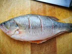 超市买的新鲜鲈鱼，买母的，鱼肉厚，还有鱼籽，很好吃的。两面划上几刀，好入味，用盐两面，内里一抹， 腌个几十分钟。