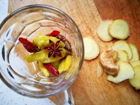 准备好生姜片，鱼里的姜可以多给些，去腥提鲜。八角，花椒，辣椒用水洗一洗 （洗洗一是除灰尘 另外是不容易糊），沥干和泡椒放一起。