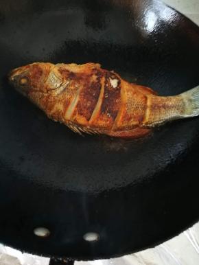 铁锅烧热，放多些油，煎鱼的时候油要多给些，这样不容易粘，也不容易糊，鱼煎好了，多余的油可以倒掉， 没有关系。中火把鱼两面煎得焦黄，盛出