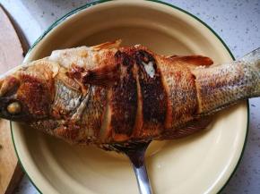 把煎好的鱼盛出