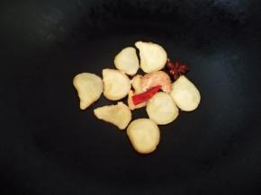 我喜欢把煎鱼的油倒掉，锅洗干净，烧热，放入少许油，下姜片，用油炸出香味