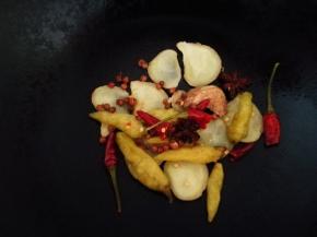 之后放入全部佐料，中小火慢慢炒出香味