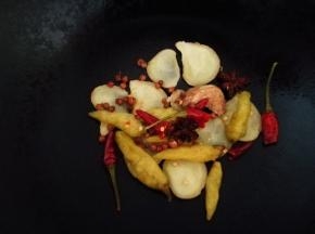 之后放入全部佐料，中小火慢慢炒出香味