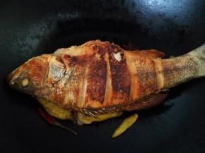 将煎好的鱼放上面，以免糊底，温度适当调一调，不要糊了