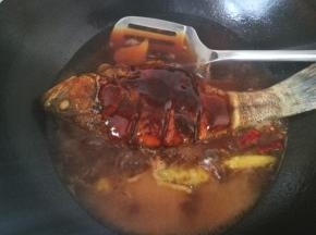 加入料酒，醋，生抽，老抽，一大勺蚝油，蚝油不要给少了，很提鲜的。把鱼翻一翻，然后加入烧开的水，开始大火煮开