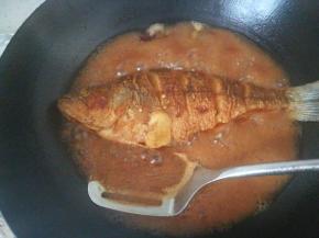 大火煮几分钟，然后盖盖，调成中火，闷煮个几分钟，开盖 ，给鱼翻面，大火烧开，盖盖，中火再闷煮几分钟。这时可以尝尝咸淡，我没有加盐，因为之前腌过，生抽，蚝油都是咸的，所以咸淡正好！