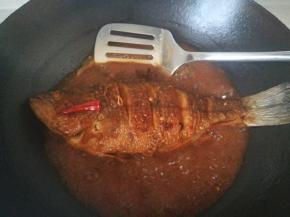 煮了几分钟后，揭开盖子，大火收汁