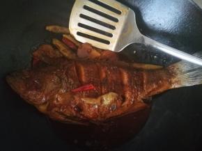 收成浓稠的汁，关火，注意一定不要糊了。可以起锅了