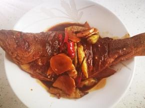 鱼肉鲜嫩，鲈鱼本来的肉质就是如此 ，而且基本无刺，没来得及拍鱼肉，肚子饿了，上桌就被抢了！