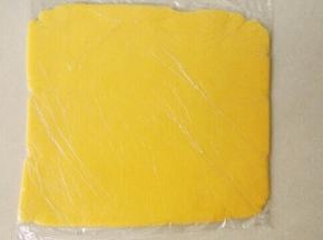 用手混合成团，放入保鲜袋，擀成两毫米的薄片，放冰箱冷冻10分钟