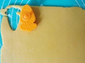 撕掉保鲜袋，用自己喜欢的饼干模具压出饼干胚