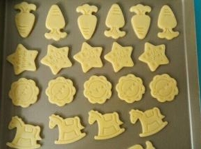 摆入烤盘，留出间隙，送入预热好的烤箱180℃烤20分钟左右，表面上色就可以了