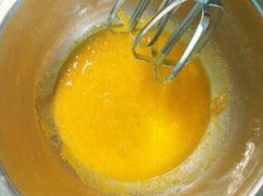 蛋黄里加入细砂糖，用打蛋头混合好蛋液，这里打蛋器不用打开