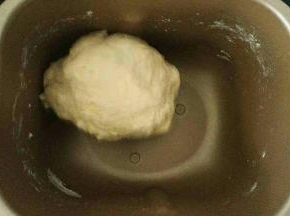 除黄油以外，所有面团材料放入面包桶里，酵母放最上面，用面粉盖好，然后用筷子在里面搅拌，让面粉成小团后，启动iMix冰淇淋程序，揉面20分钟，黄油软化好了切小块，放入面包机里，继续揉面20到30分钟