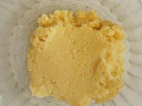面团发酵的时侯，来做椰蓉馅，软化好的黄油加入糖粉用手动打蛋器搅拌均匀，分三次加入蛋液搅拌均匀，最后加入椰蓉用刮刀翻拌均匀，再分成6份